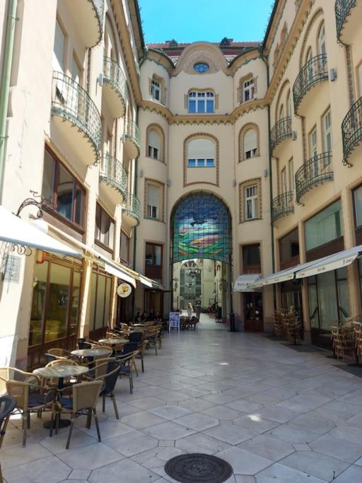 Art Nouveau Apartment Ultracentral Oradea Ngoại thất bức ảnh
